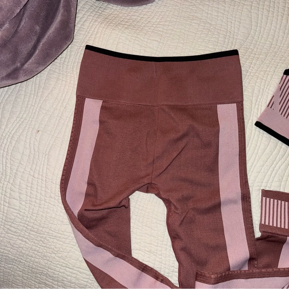 Fabletics Maroon Small Set - Picture 5 of 6
